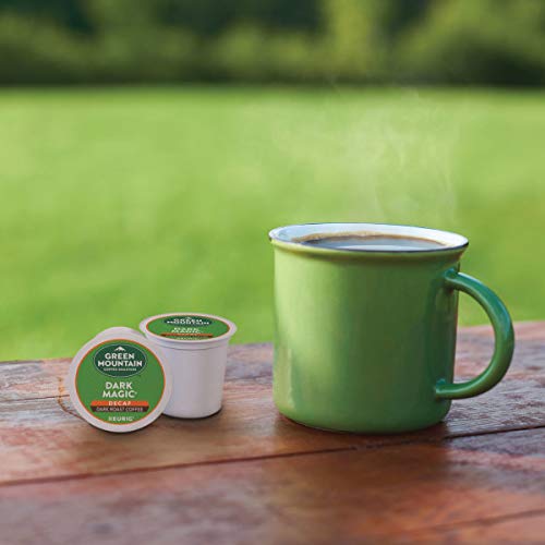 Green Mountain Coffee Roasters cápsula en mano para comparar tamaño y comodidad de uso