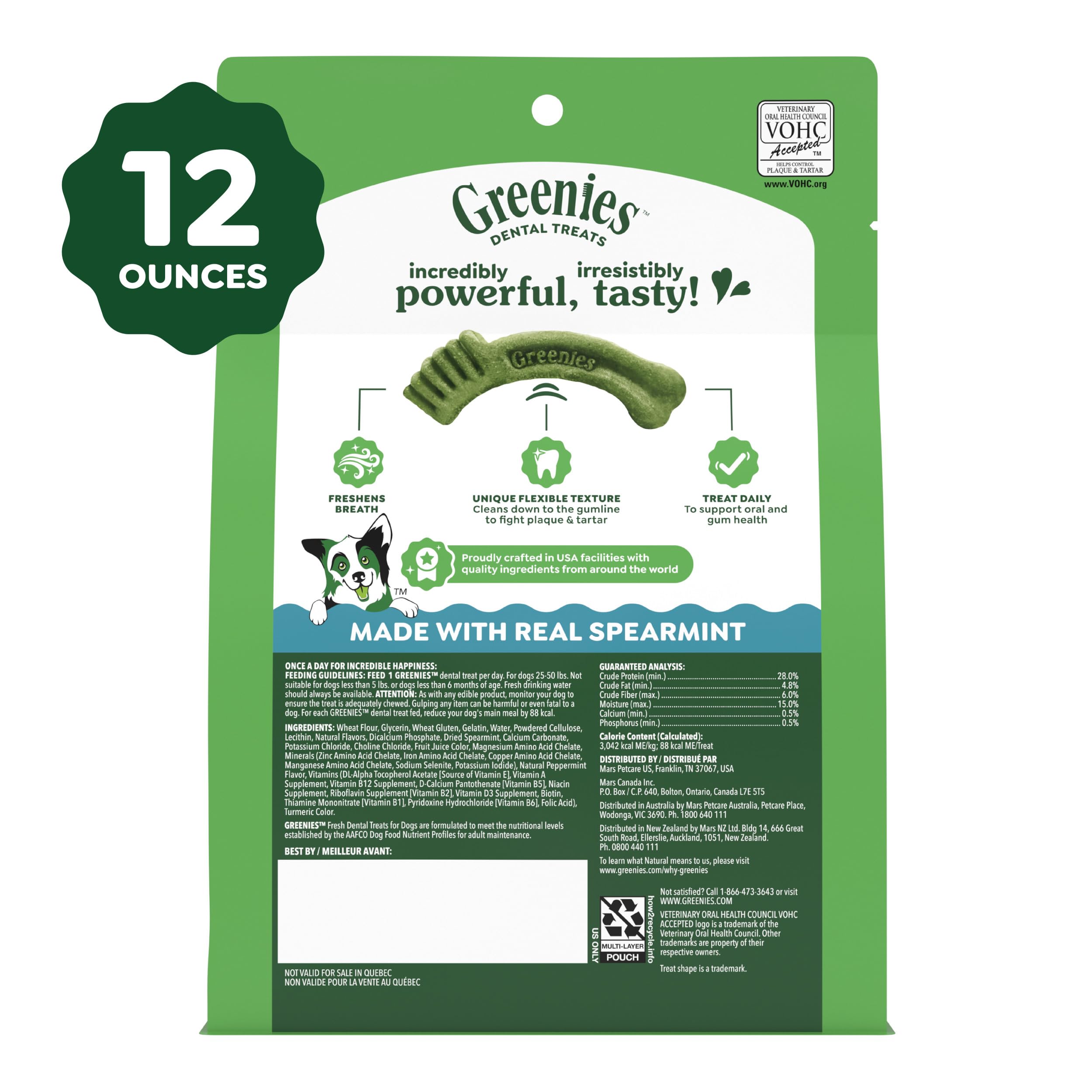 Greenies en cocina con dueño ofreciendo un premio saludable y sencillo
