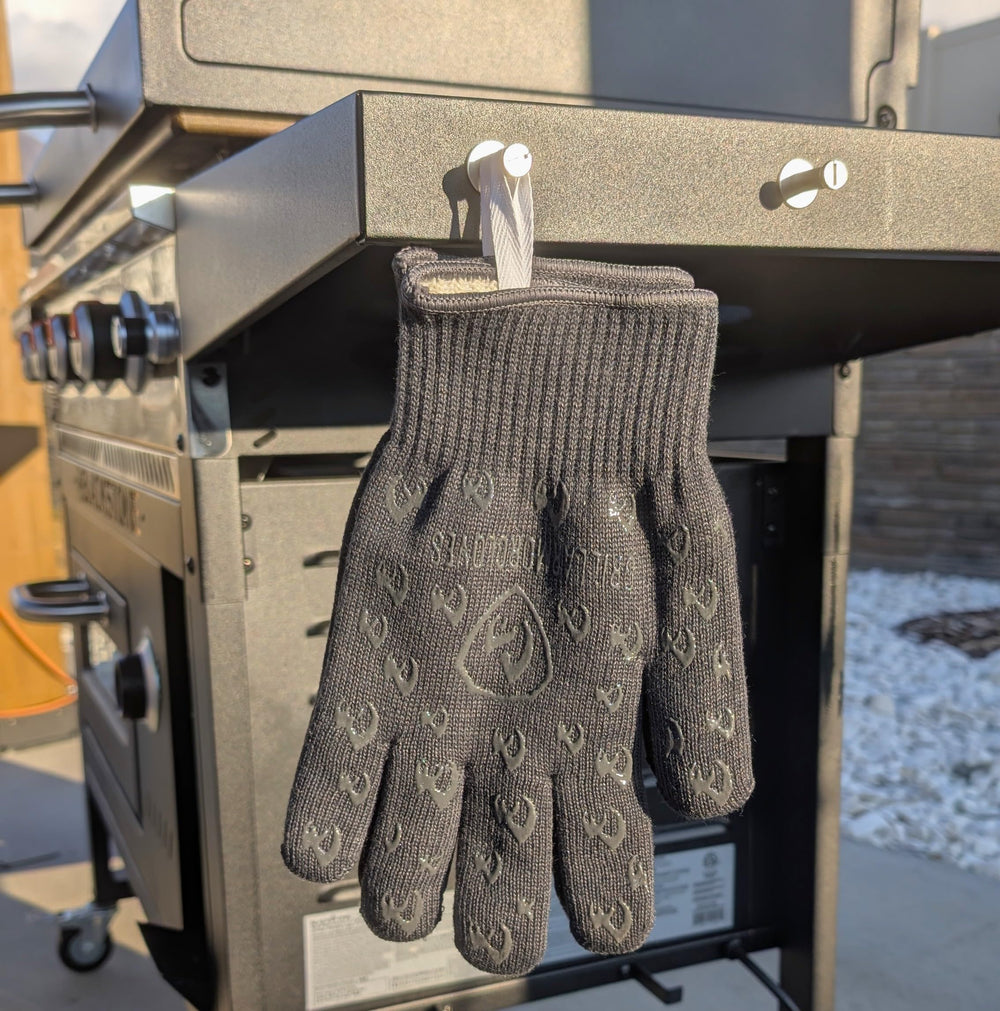 Grill Armor Gloves en entorno de camping junto a fogata demostrando versatilidad