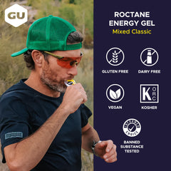 GU Energy sobre abierto en mano listo para consumir durante entrenamiento intenso