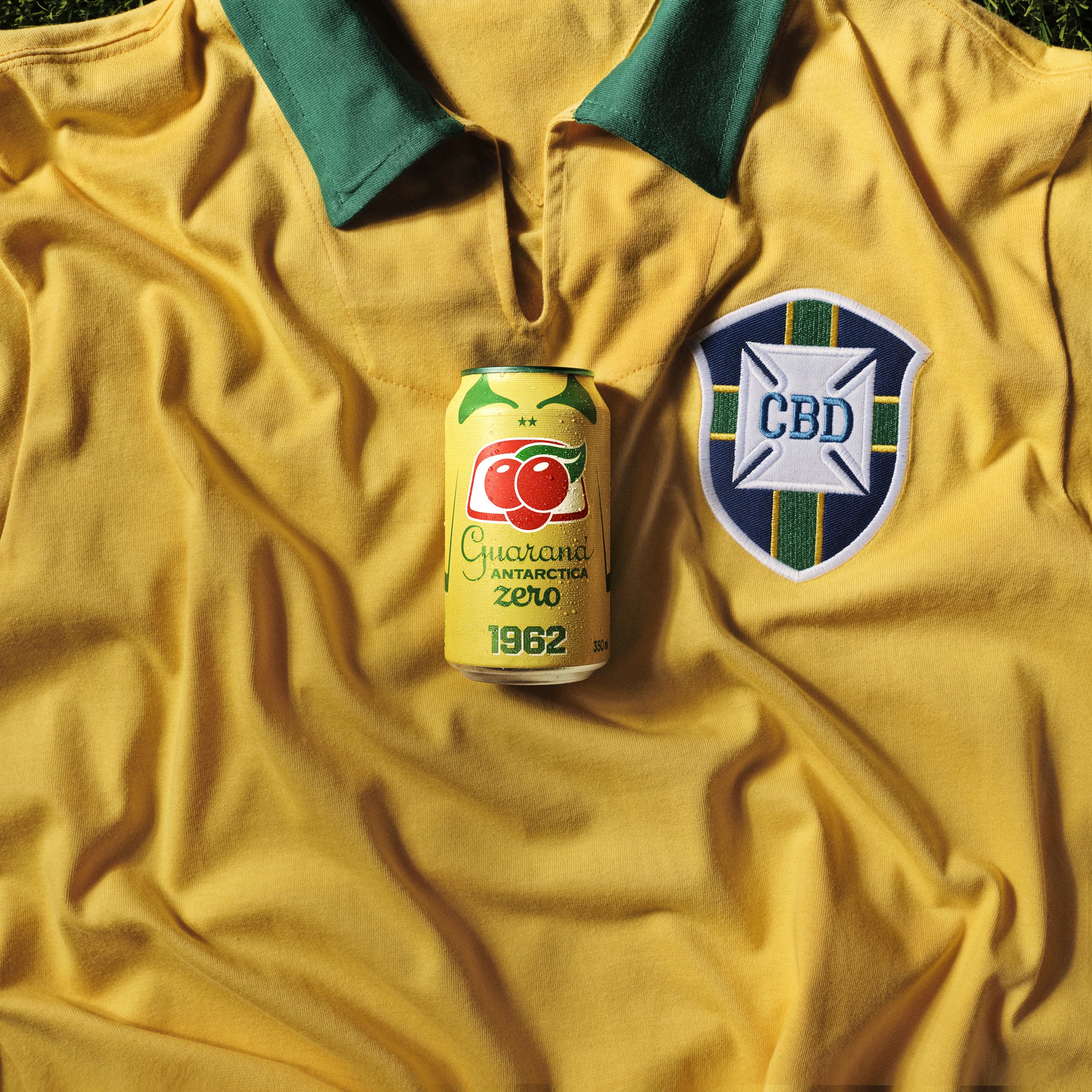 Guaraná ANTARCTICA lata en mano demostrando tamaño portable y conveniencia