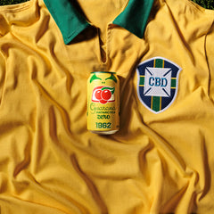 Guaraná ANTARCTICA lata en mano demostrando tamaño portable y conveniencia