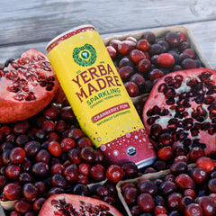 Guayaki Yerba Madre junto a objetos para comparar tamaño y conveniencia