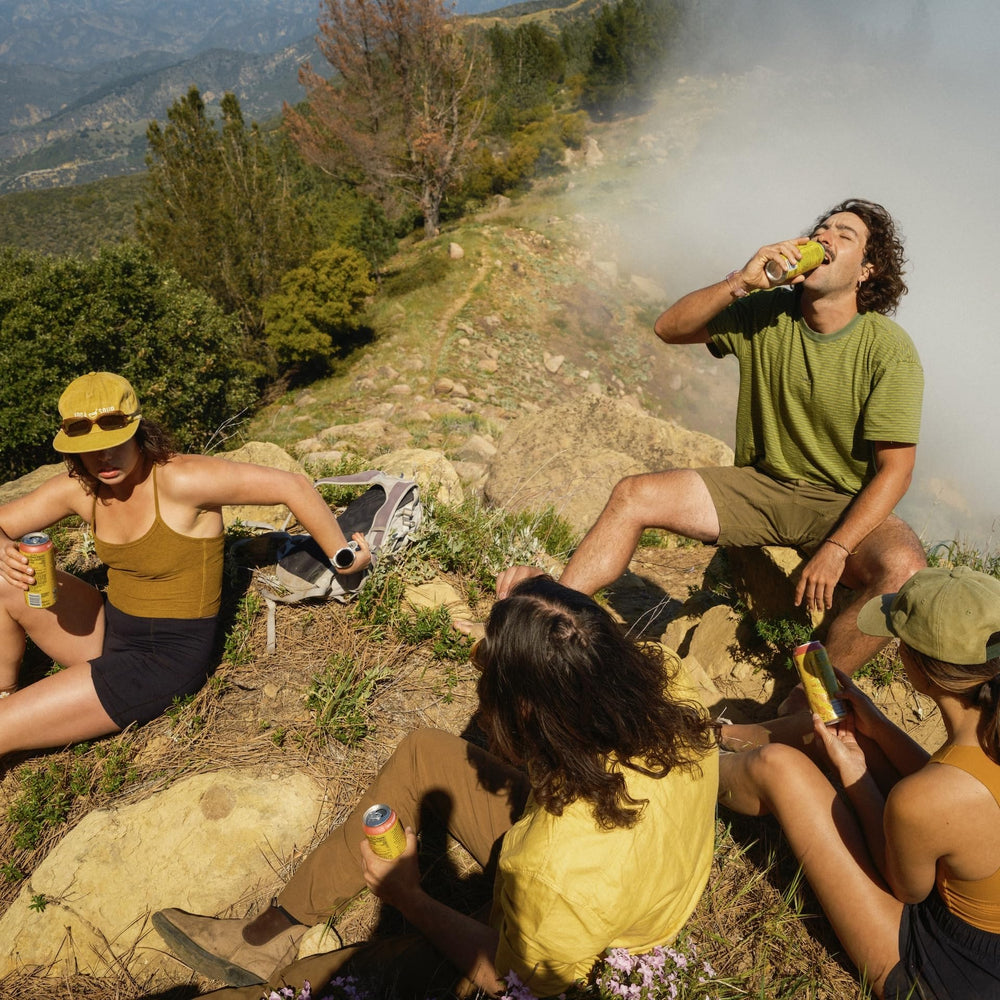 Lata de Guayaki Yerba Madre en mano para comparar tamaño y portabilidad