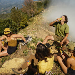 Lata de Guayaki Yerba Madre en mano para comparar tamaño y portabilidad