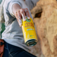 Guayaki lata en mano para comparar tamaño y conveniencia portátil