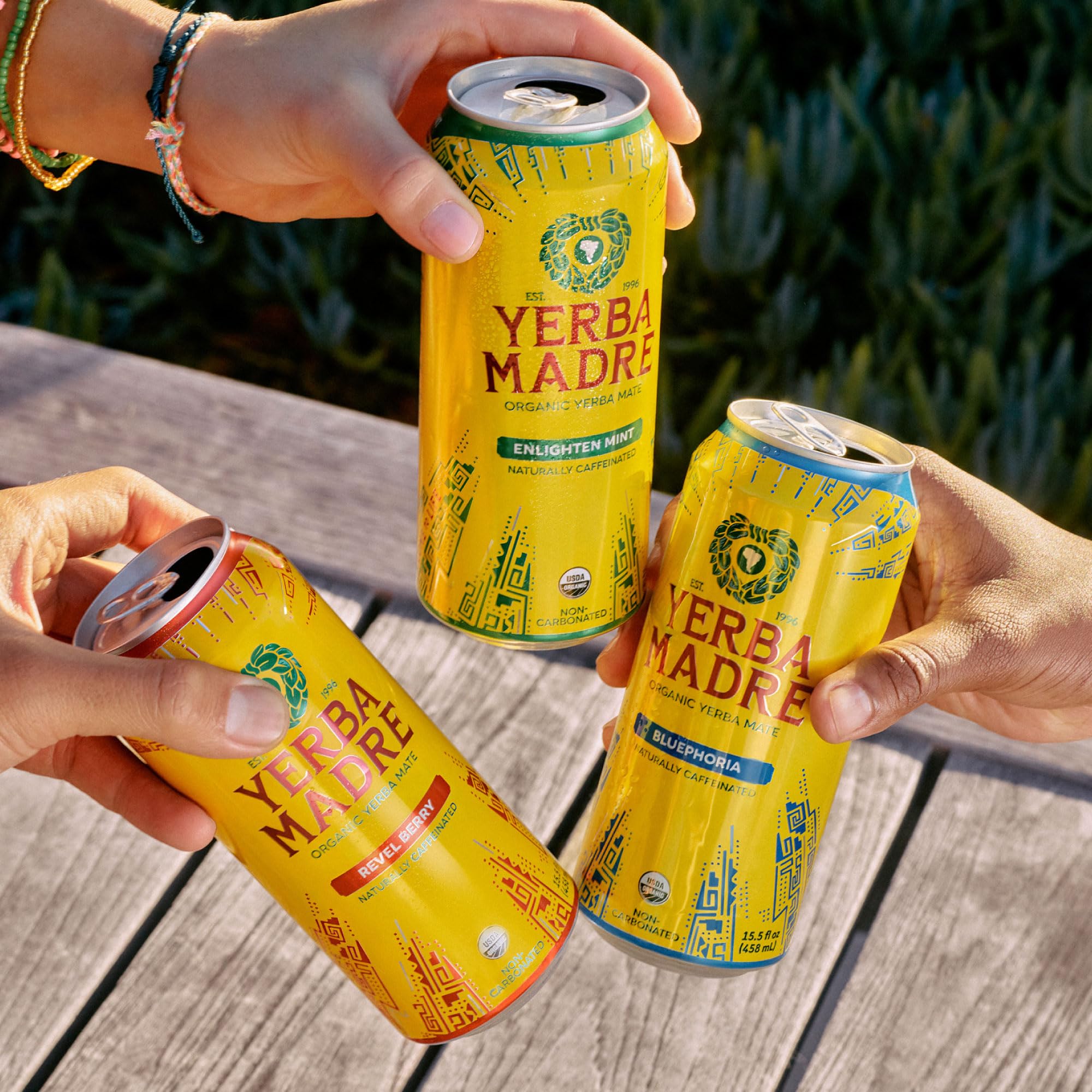 Guayaki lata junto a mano para comparar tamaño y portabilidad