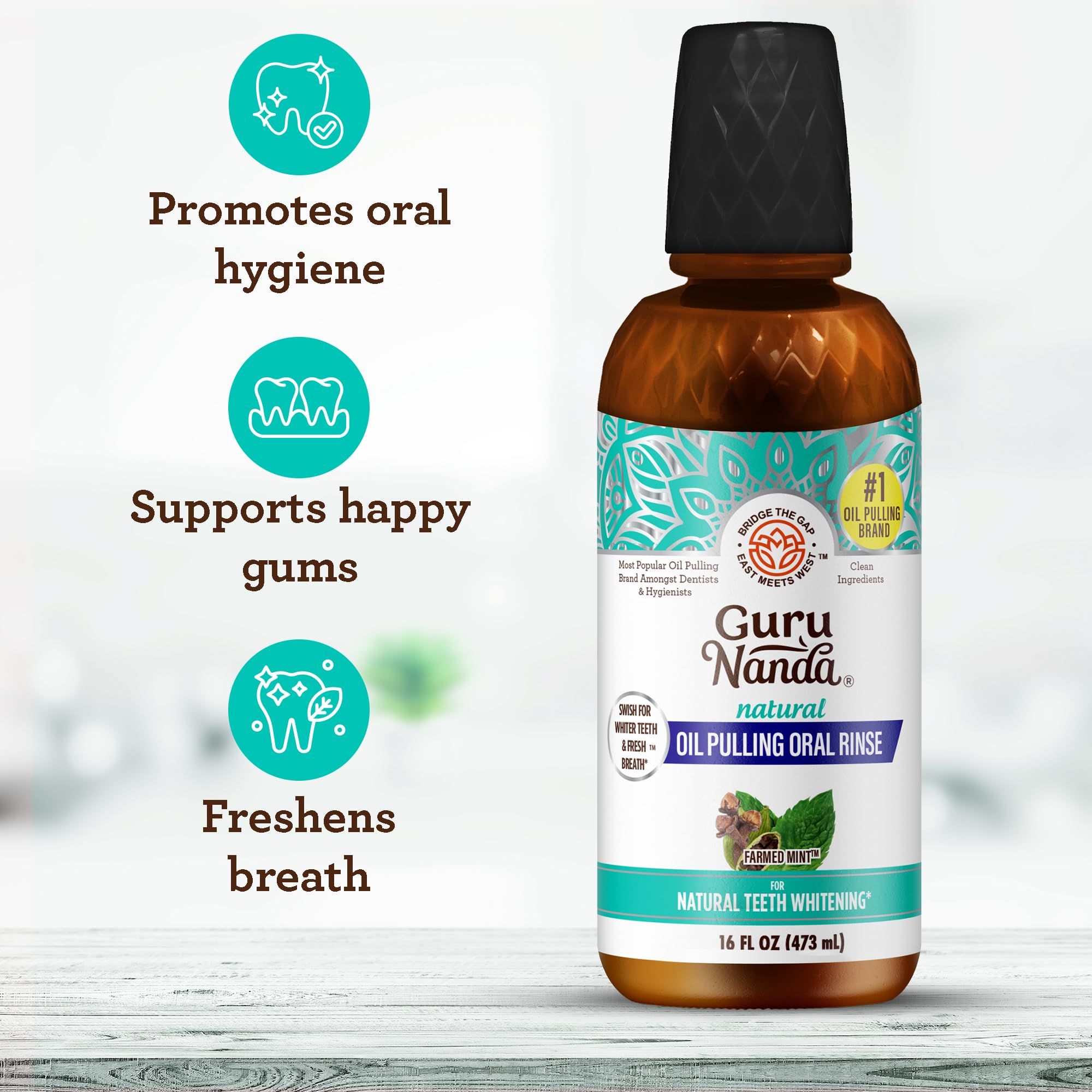 GuruNanda persona usando enjuague oil pulling, rutina oral preventiva eficaz