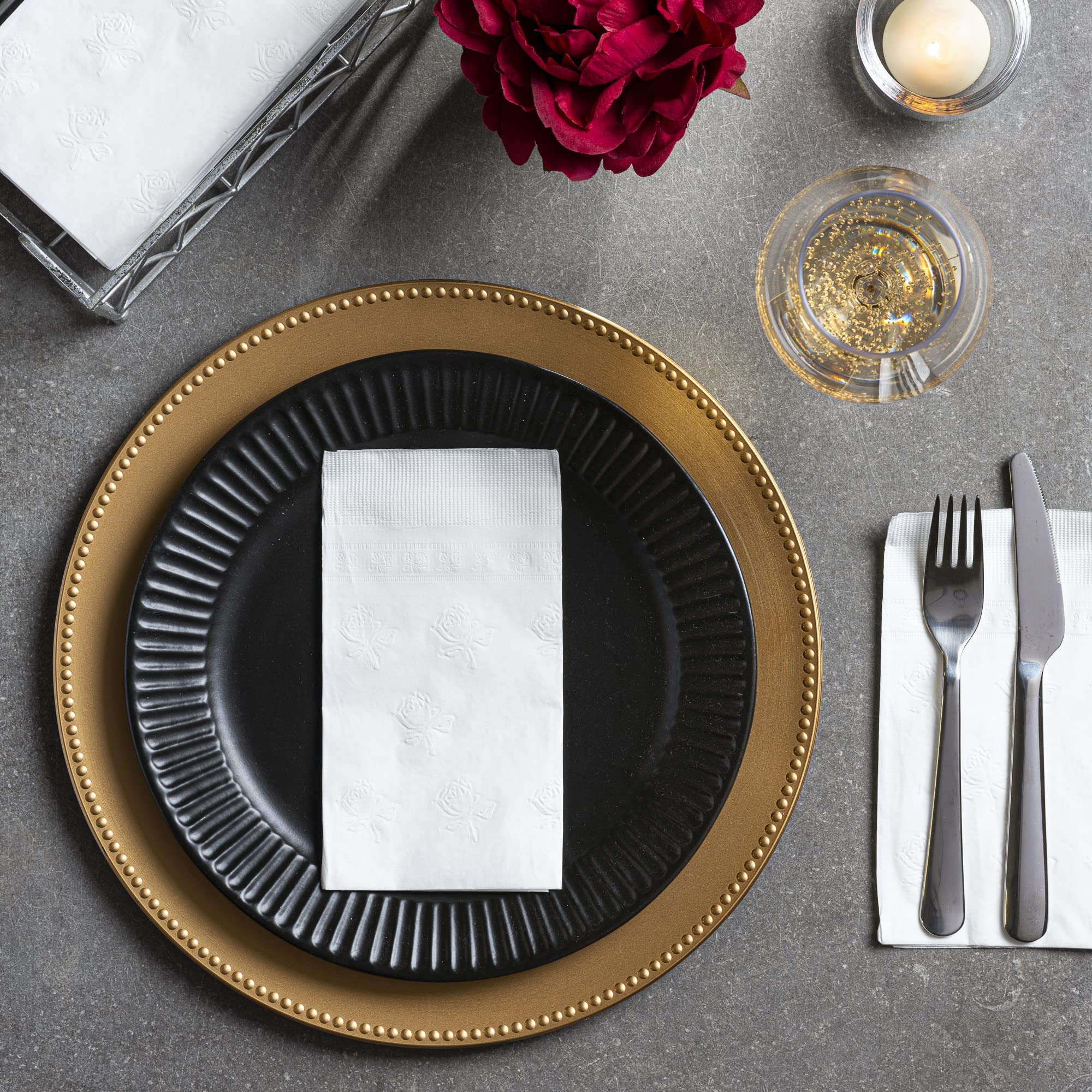 GUSTO servilleta plegada 7½x4¼ colocada en mesa para ahorro de espacio