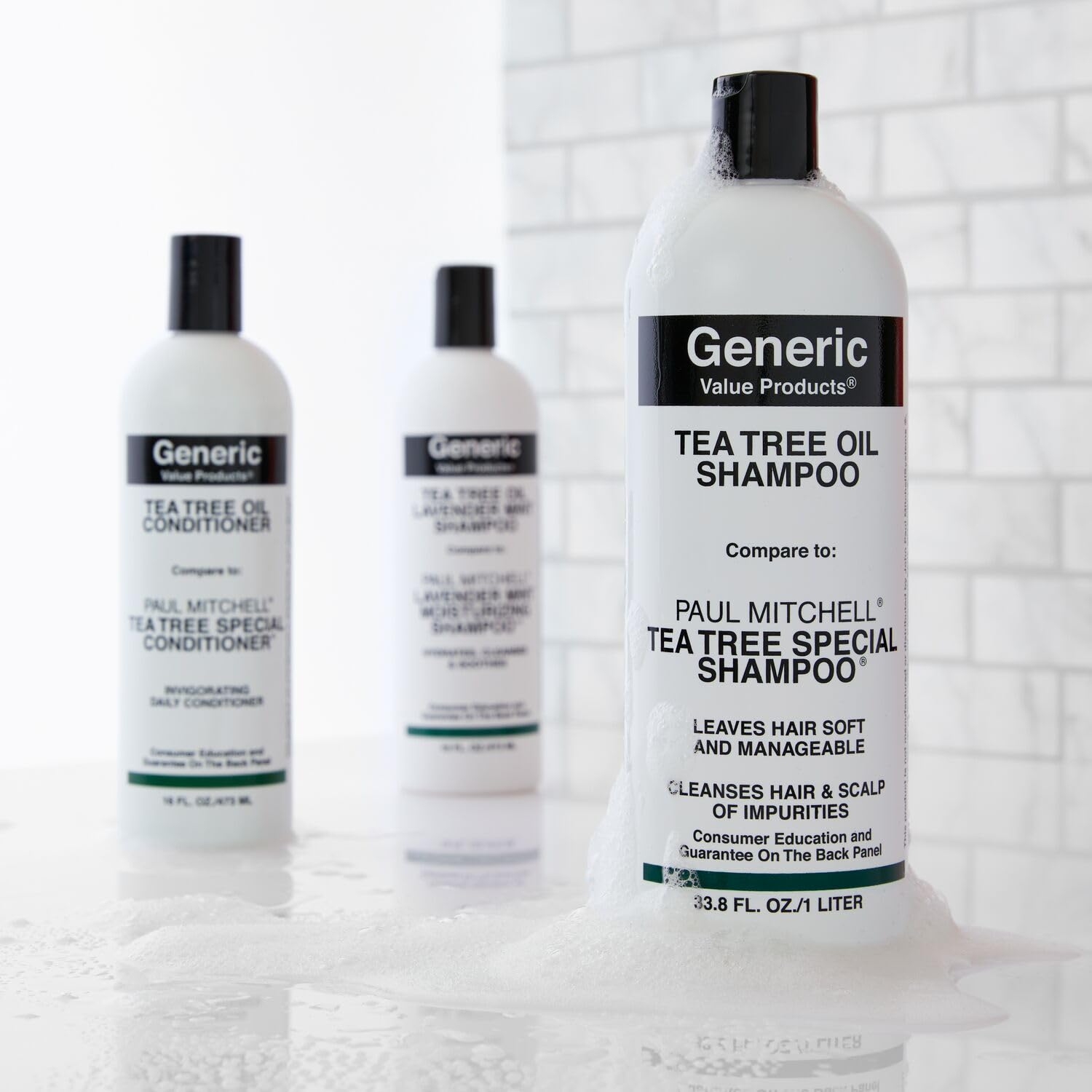 Generic Value Products champú en ambiente de baño moderno sugeriendo uso diario y experiencia aromática fresca