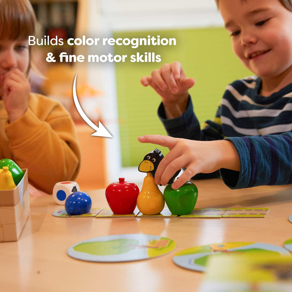 HABA mano de niño tomando una fruta, mejora coordinación y agarre