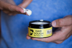Hair Dough frasco abierto que revela la arcilla maleable fácil de trabajar