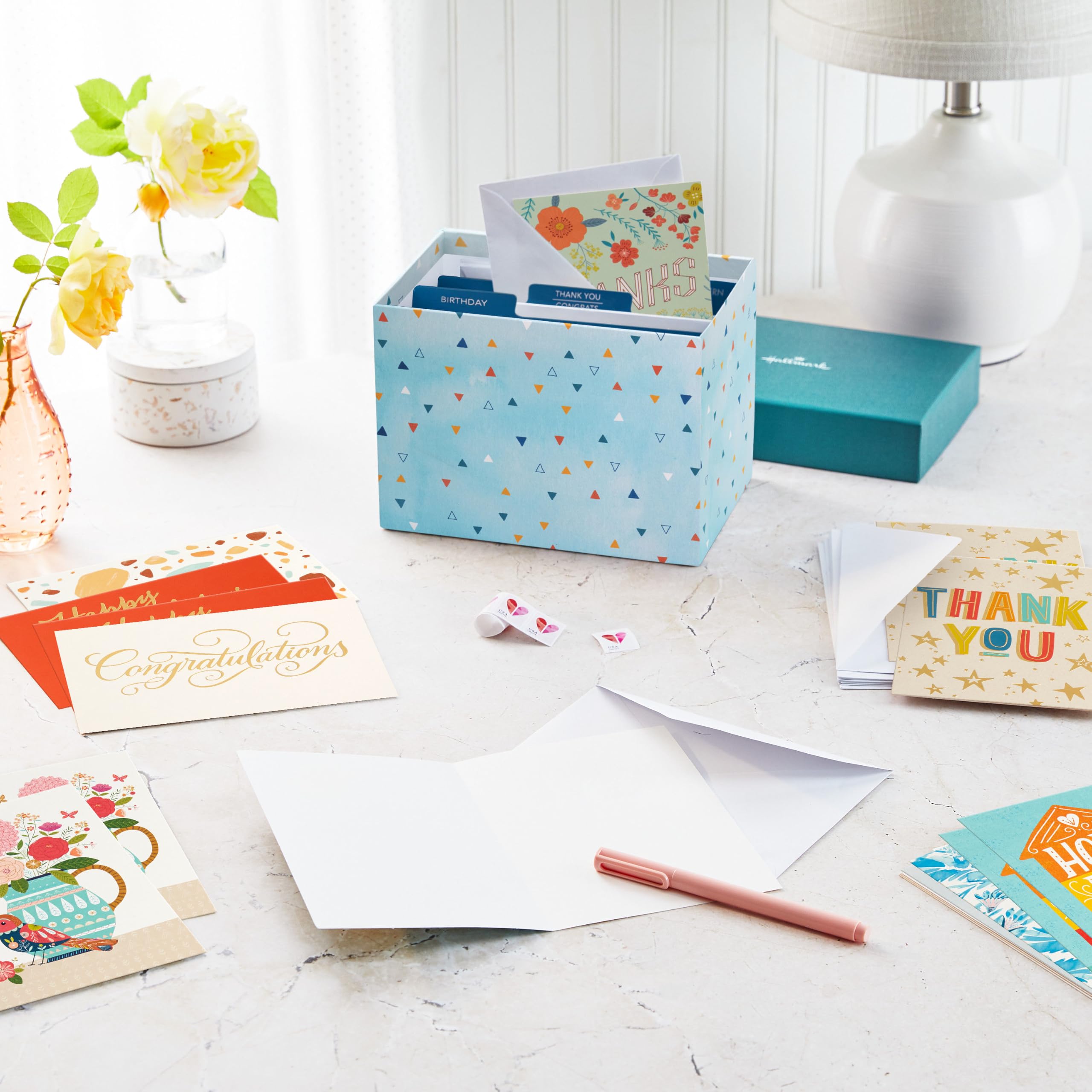 Hallmark primer plano de foil metálico en cubierta, añade brillo y elegancia