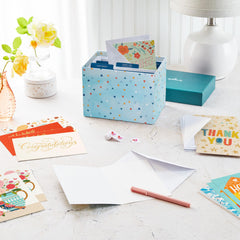 Hallmark primer plano de foil metálico en cubierta, añade brillo y elegancia