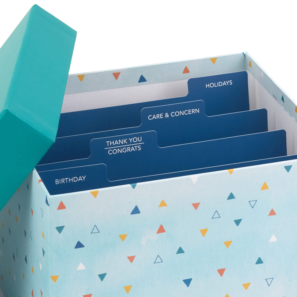 Hallmark comparación de tamaño con manos, muestra dimensiones 4x6 pulgadas