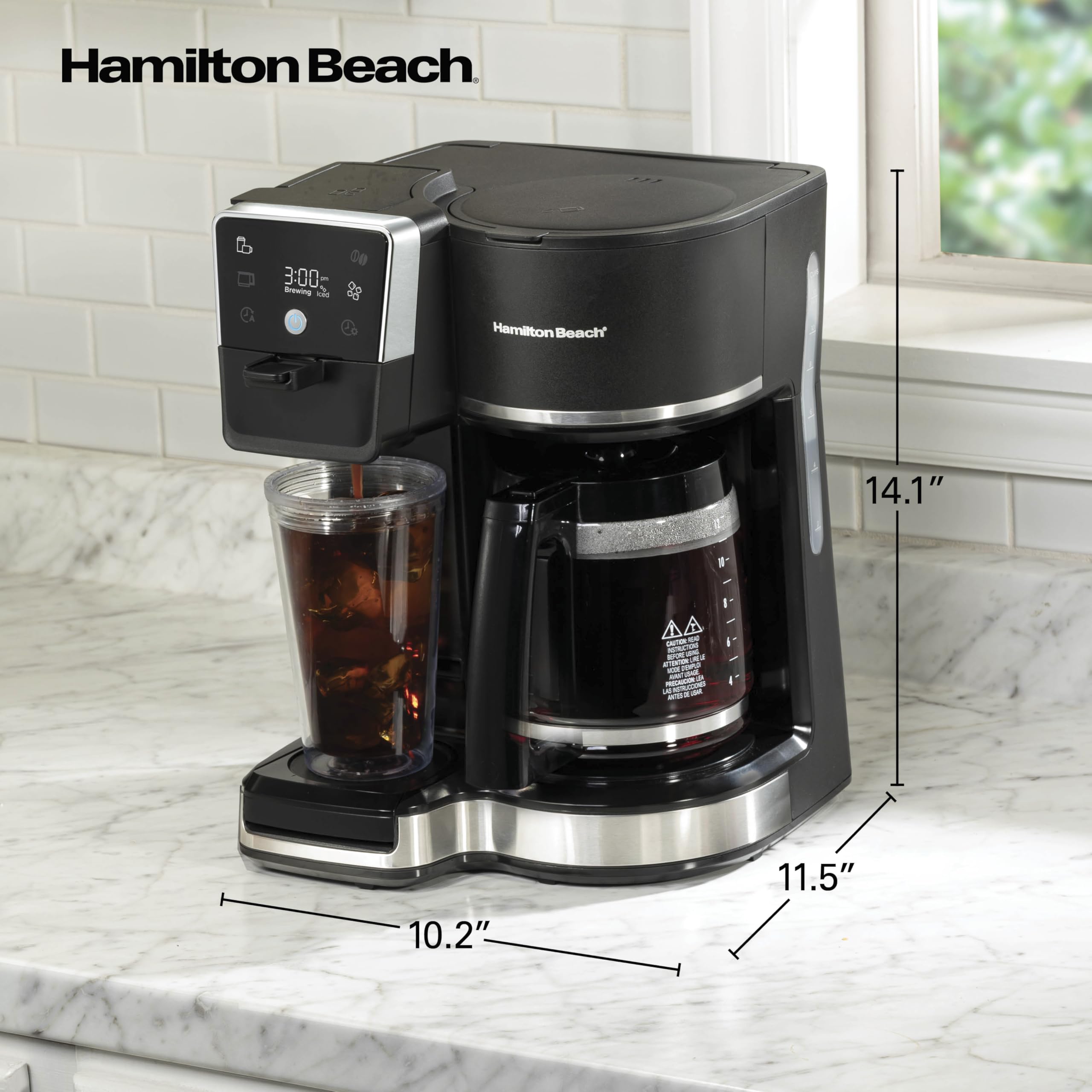 Hamilton Beach junto a utensilios para comparar tamaño compacto en encimera