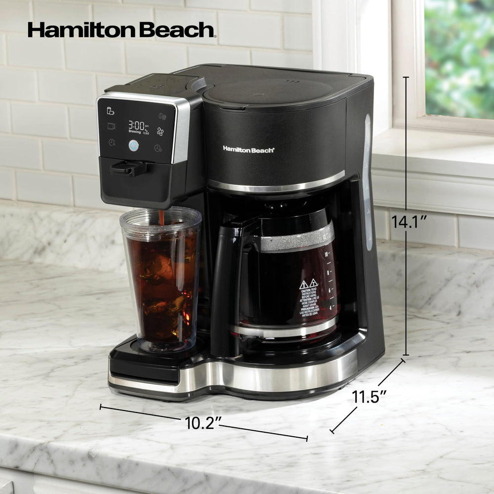 Hamilton Beach junto a utensilios para comparar tamaño compacto en encimera