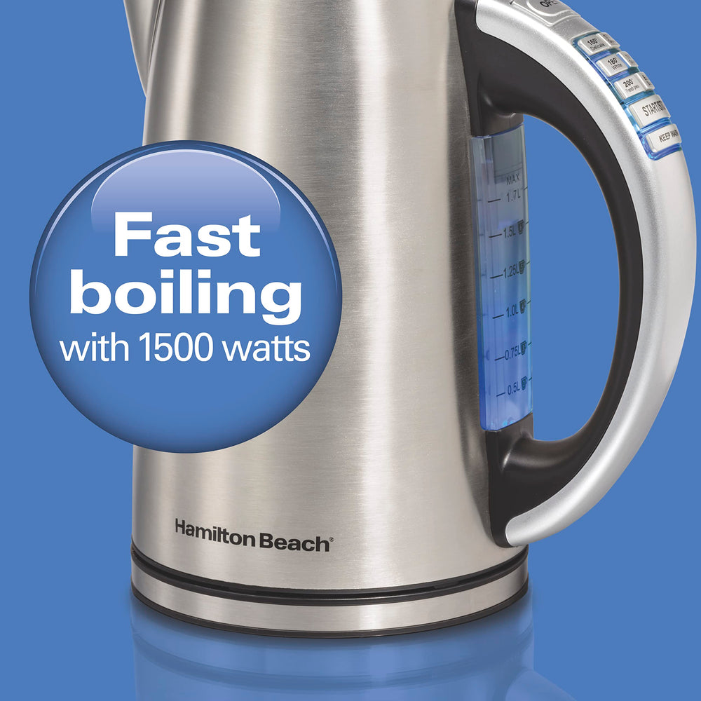 Hamilton Beach jarra vertiendo agua caliente en una taza para preparar té