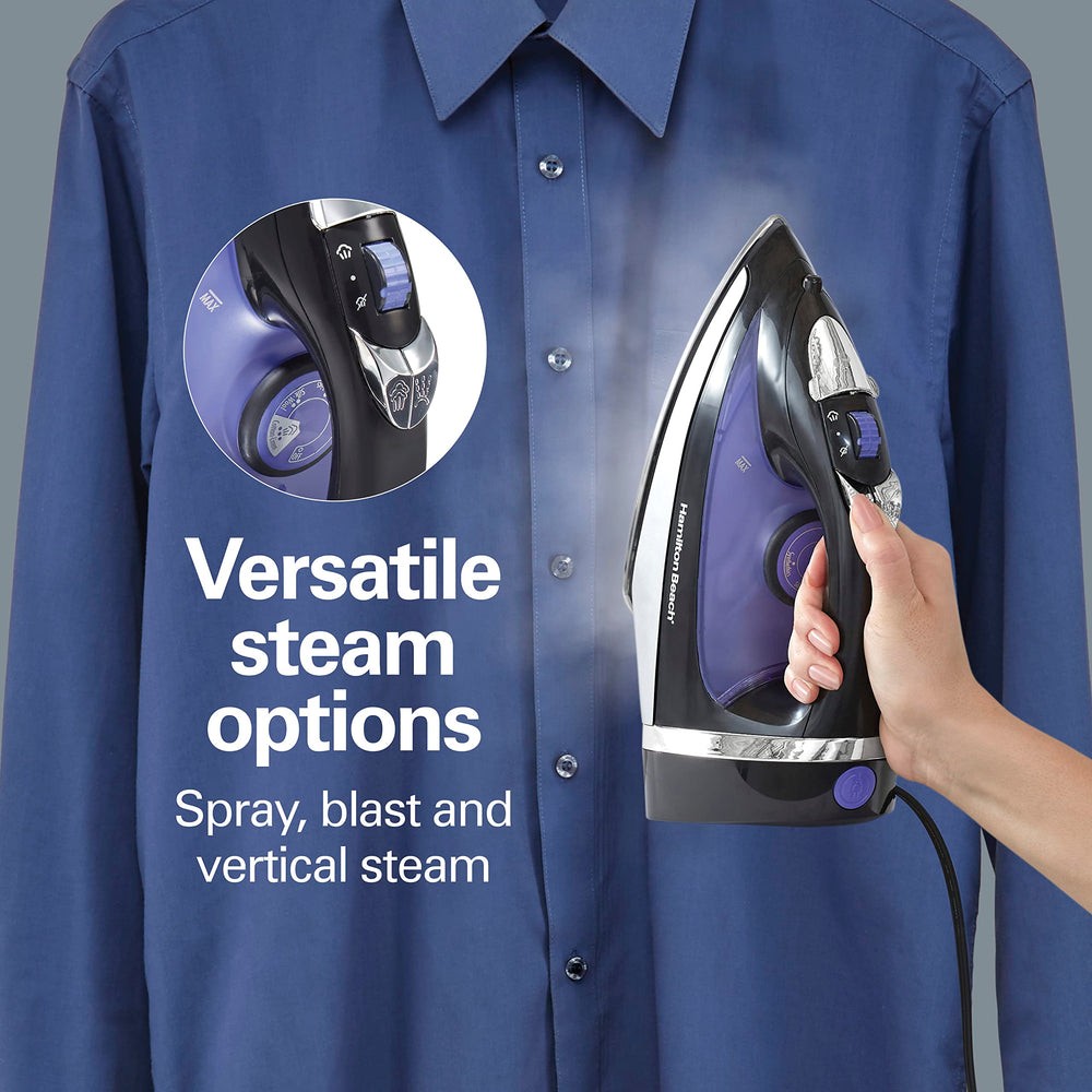 Hamilton Beach aplicando vapor vertical a blusa colgada, refresca sin tabla