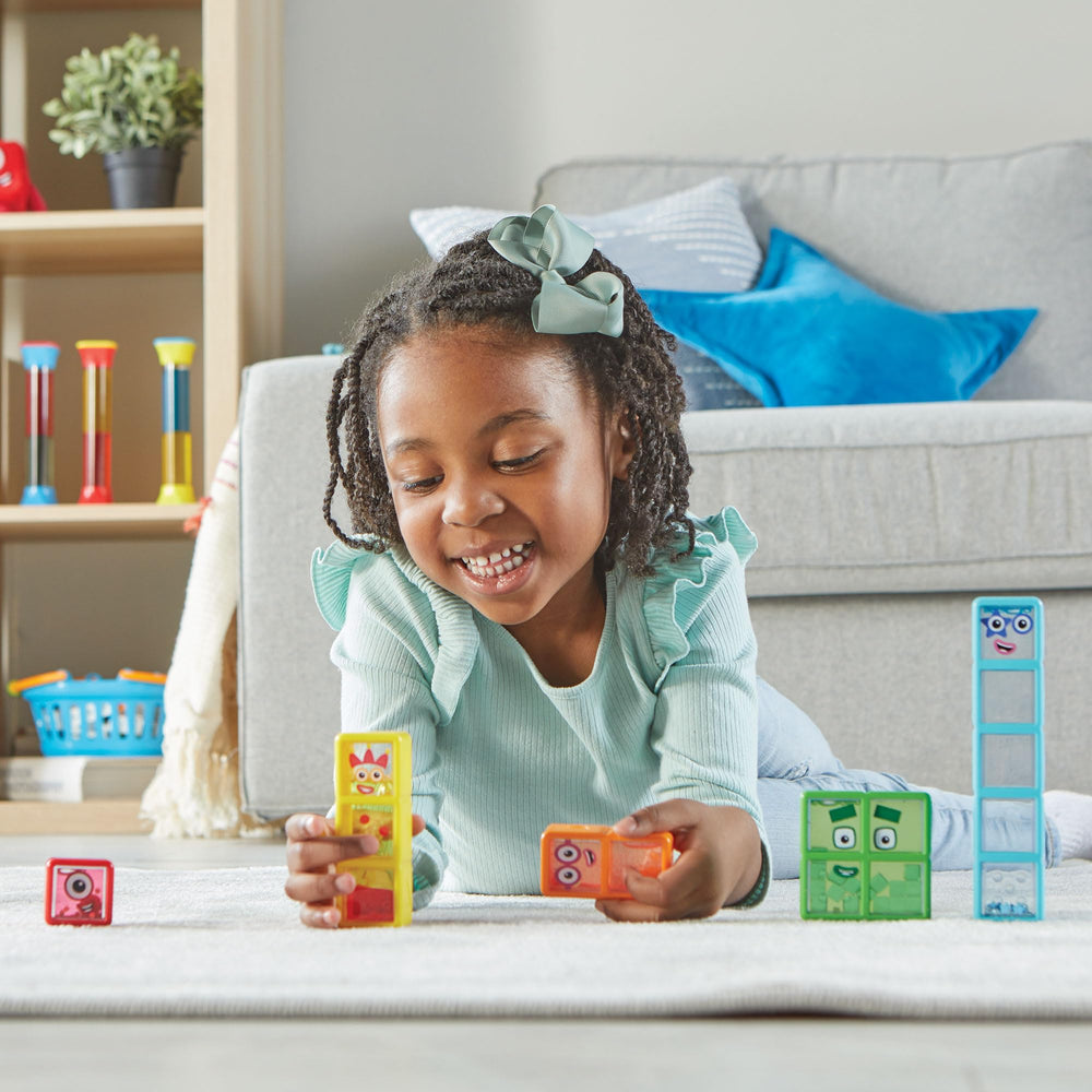 hand2mind uso en aula con niños usando botellas para juego sensorial educativo