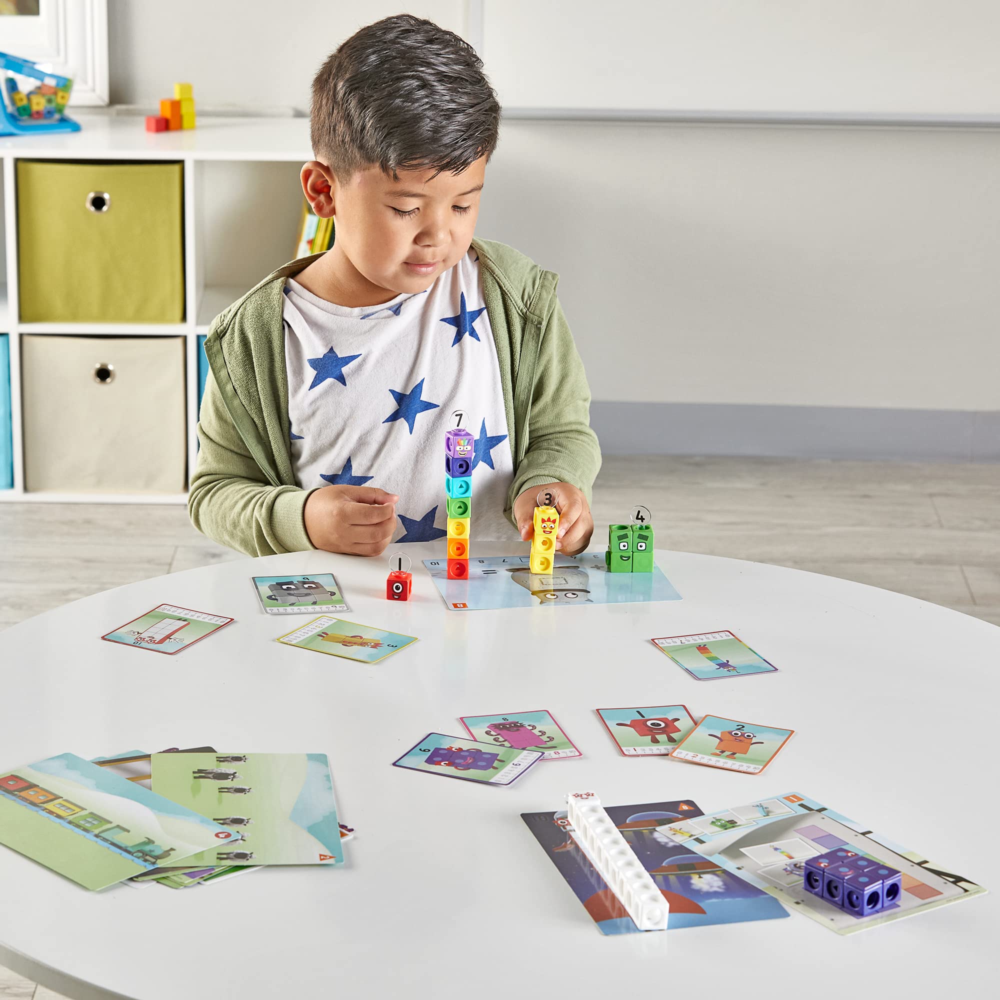 hand2mind escena familiar usando cubos Numberblocks fomentando juego y aprendizaje conjunto