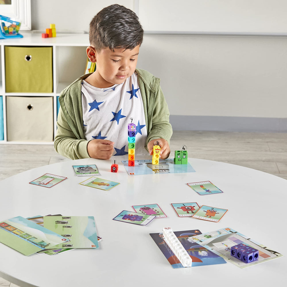 hand2mind escena familiar usando cubos Numberblocks fomentando juego y aprendizaje conjunto