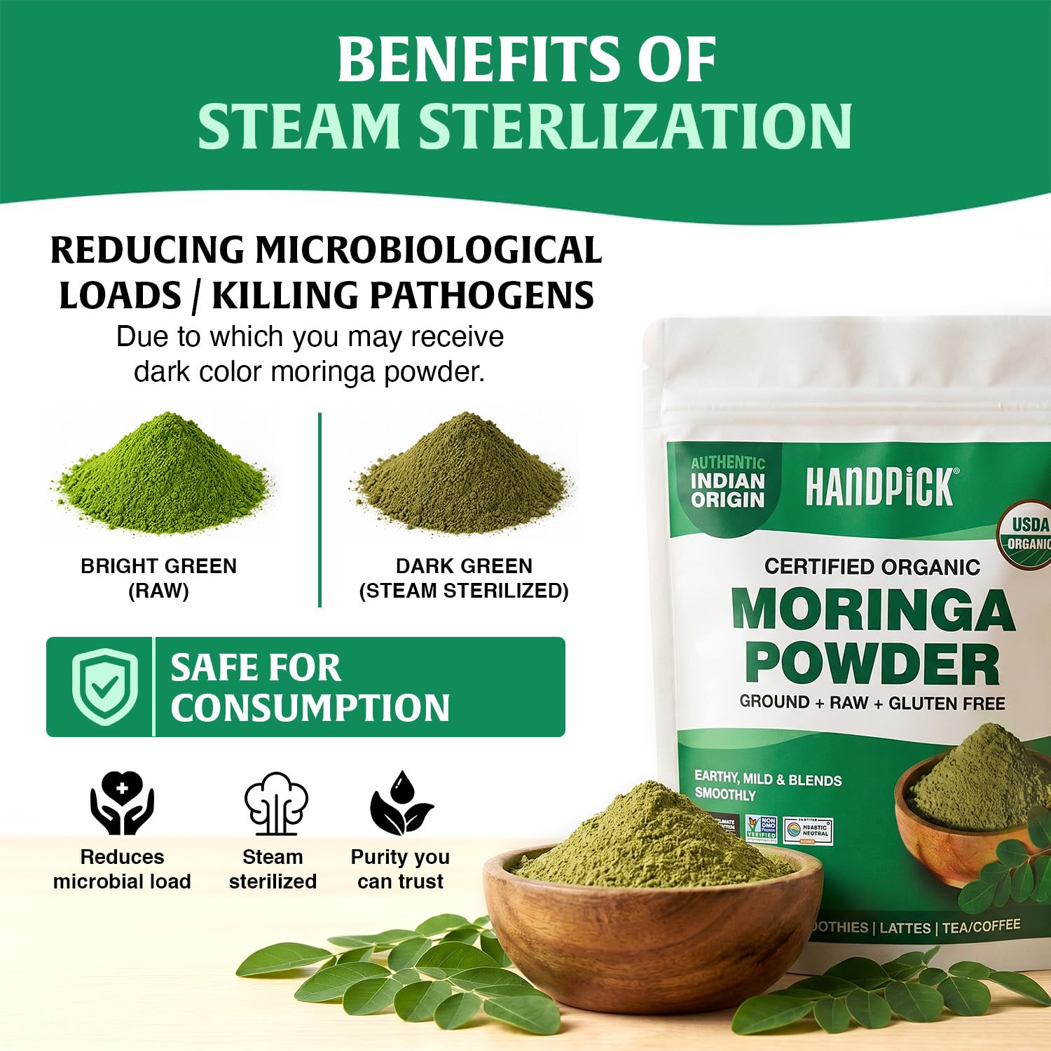 HANDPICK cucharada vertiendo moringa en batido cremoso