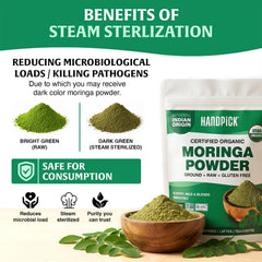 HANDPICK cucharada vertiendo moringa en batido cremoso