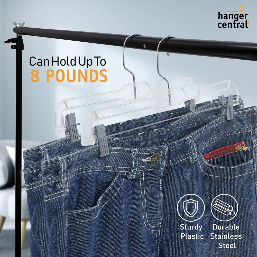 Hanger Central percha en uso sosteniendo pantalones y manteniendo forma