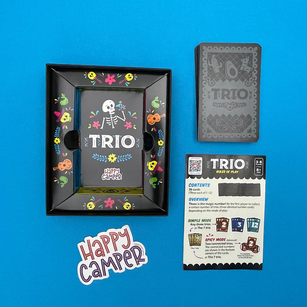 Happy Camper cartas al lado de teléfono para comparar tamaño