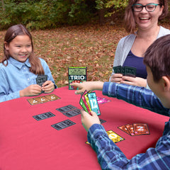 Happy Camper familia jugando Trio, diversión portátil y social