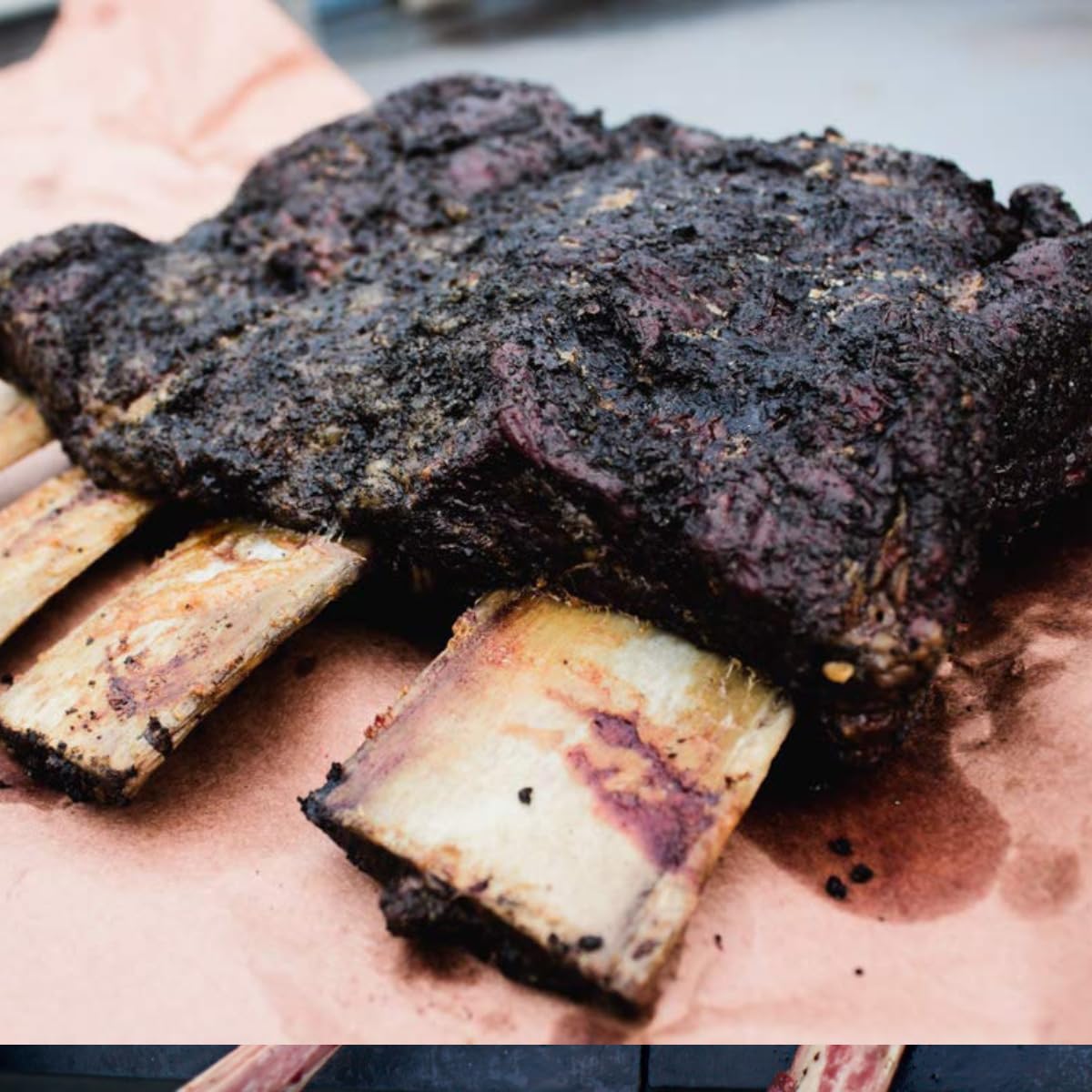 Hardcore Carnivore detalle de bark en brisket mostrando corteza intensa
