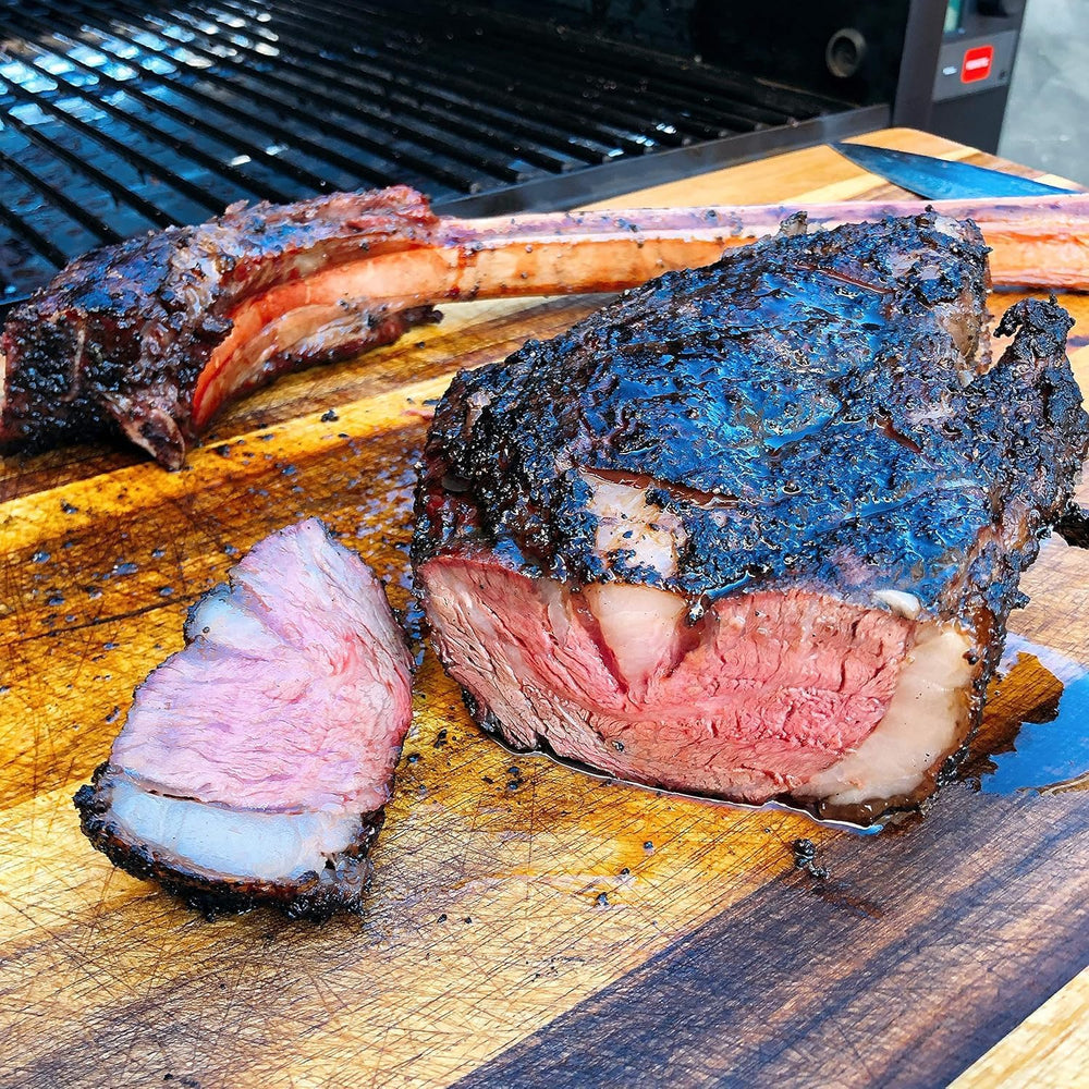 Hardcore Carnivore sazonando un bistec para mejorar sabor y costra