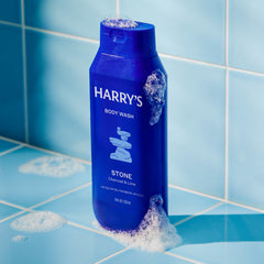 Harry's gel en uso bajo la ducha con piel limpia y fresca