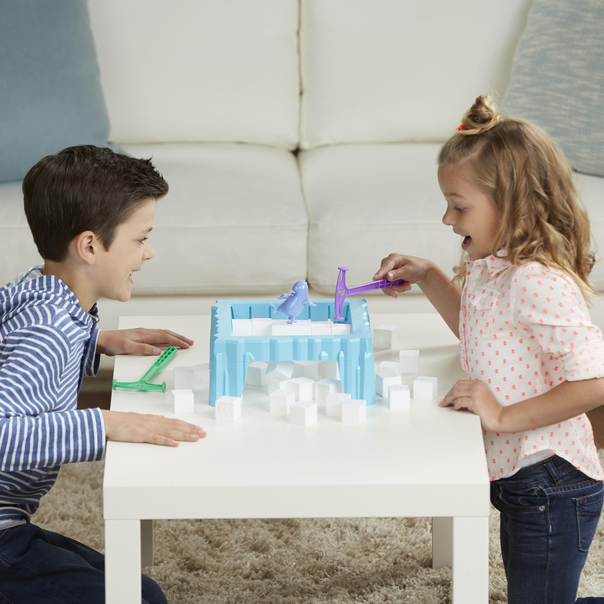 Hasbro Gaming comparación de tamaño con manos para entender escala
