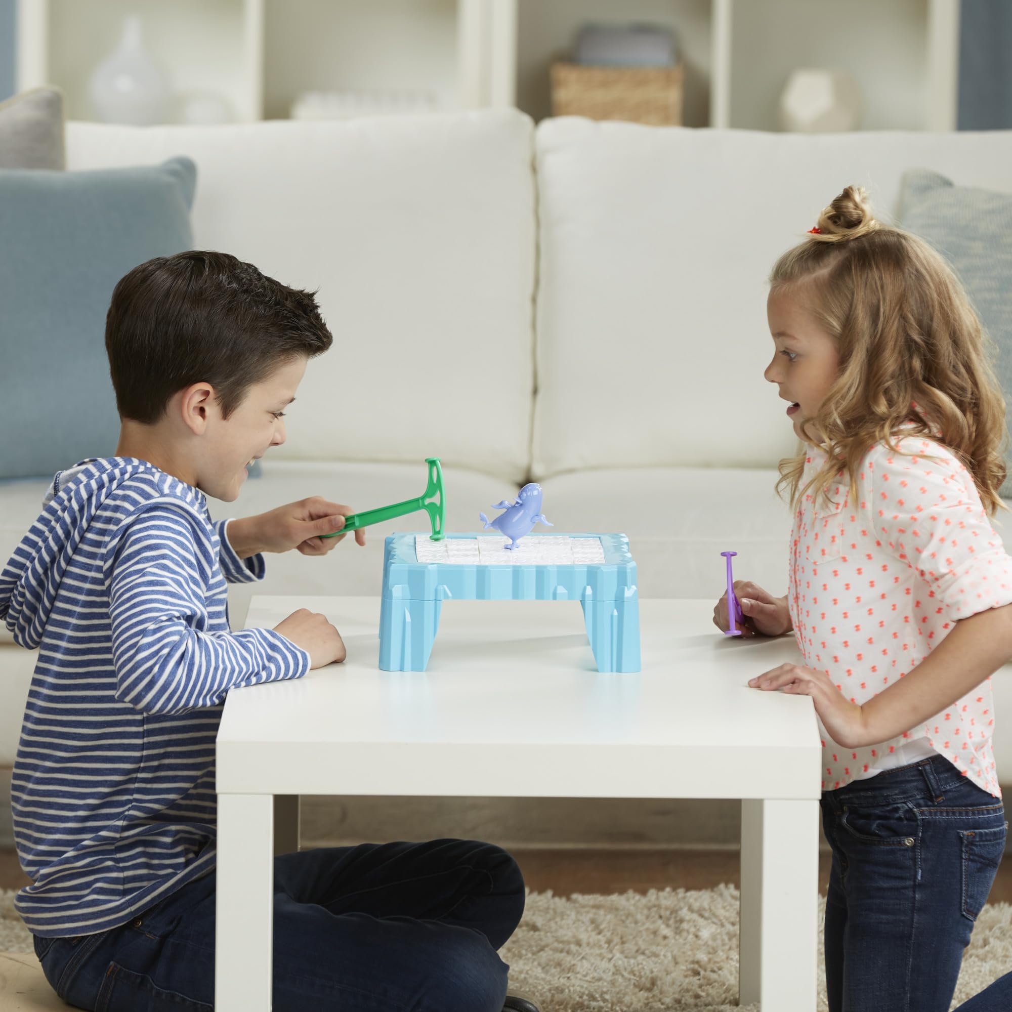 Hasbro Gaming familia alrededor de la mesa disfrutando del juego