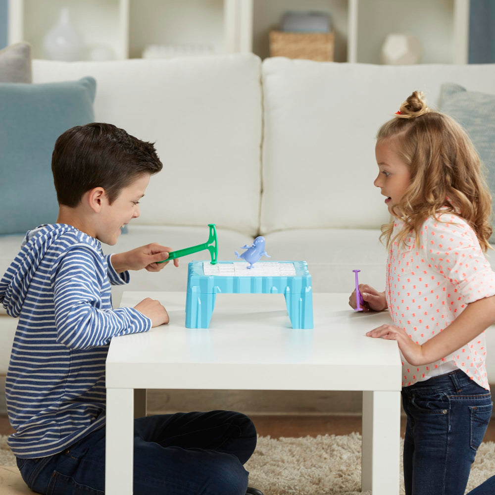 Hasbro Gaming familia alrededor de la mesa disfrutando del juego