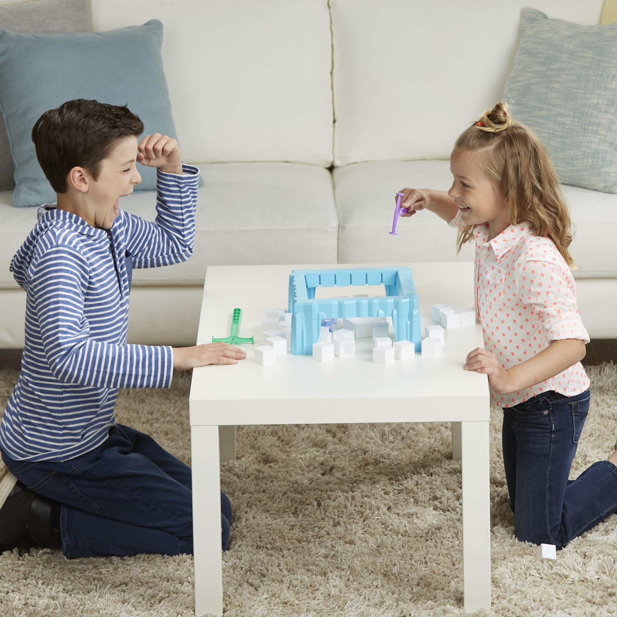 Hasbro Gaming bloque de hielo cayendo en acción añadiendo tensión