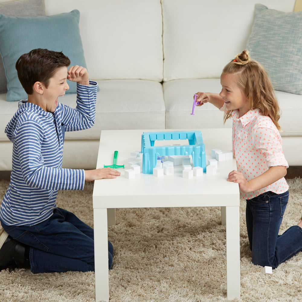 Hasbro Gaming bloque de hielo cayendo en acción añadiendo tensión