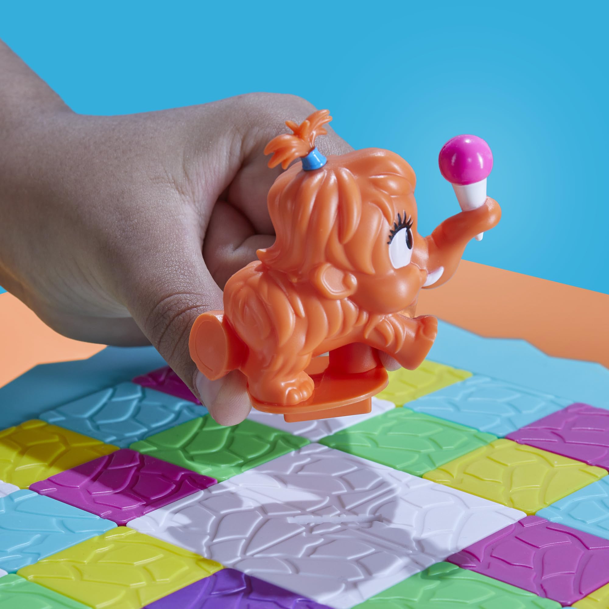 Hasbro Gaming comparación de tamaño con manos para referencia de edad