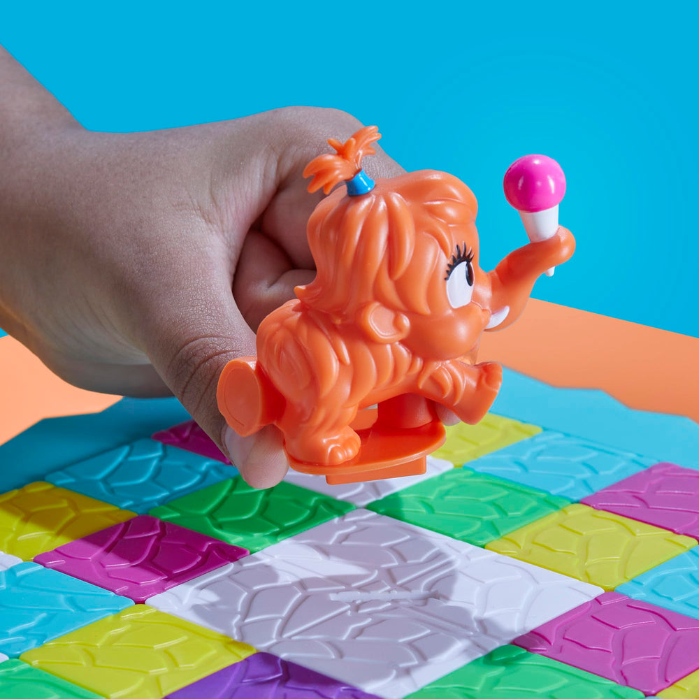 Hasbro Gaming comparación de tamaño con manos para referencia de edad