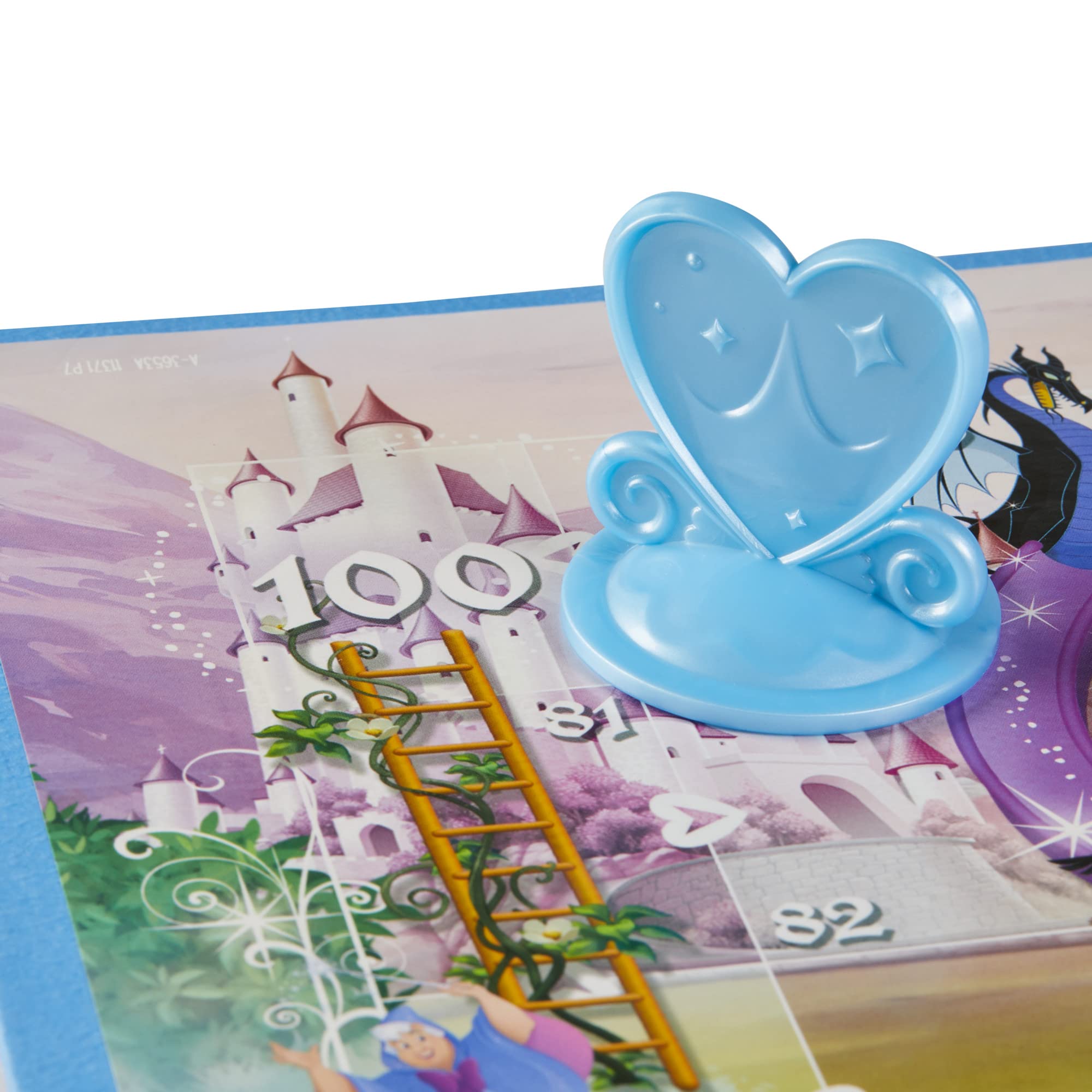 Hasbro Gaming primer plano de tobogán y escalera en el tablero, destaca la mecánica de avance
