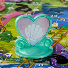 Hasbro Gaming spinner sostenido en mano marcando números, facilita movimientos sin dados