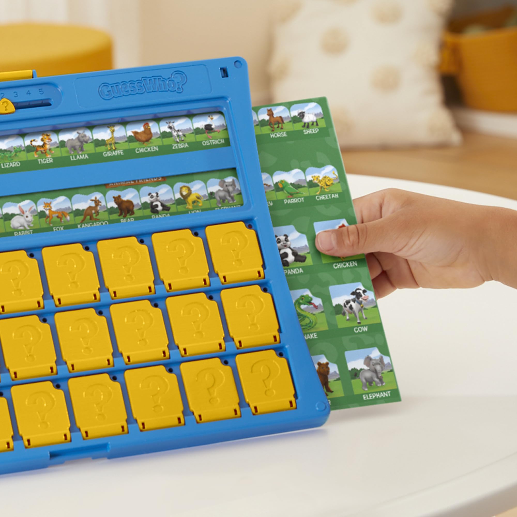 Hasbro Gaming estuche plegable cerrado que facilita transporte y protección de las piezas