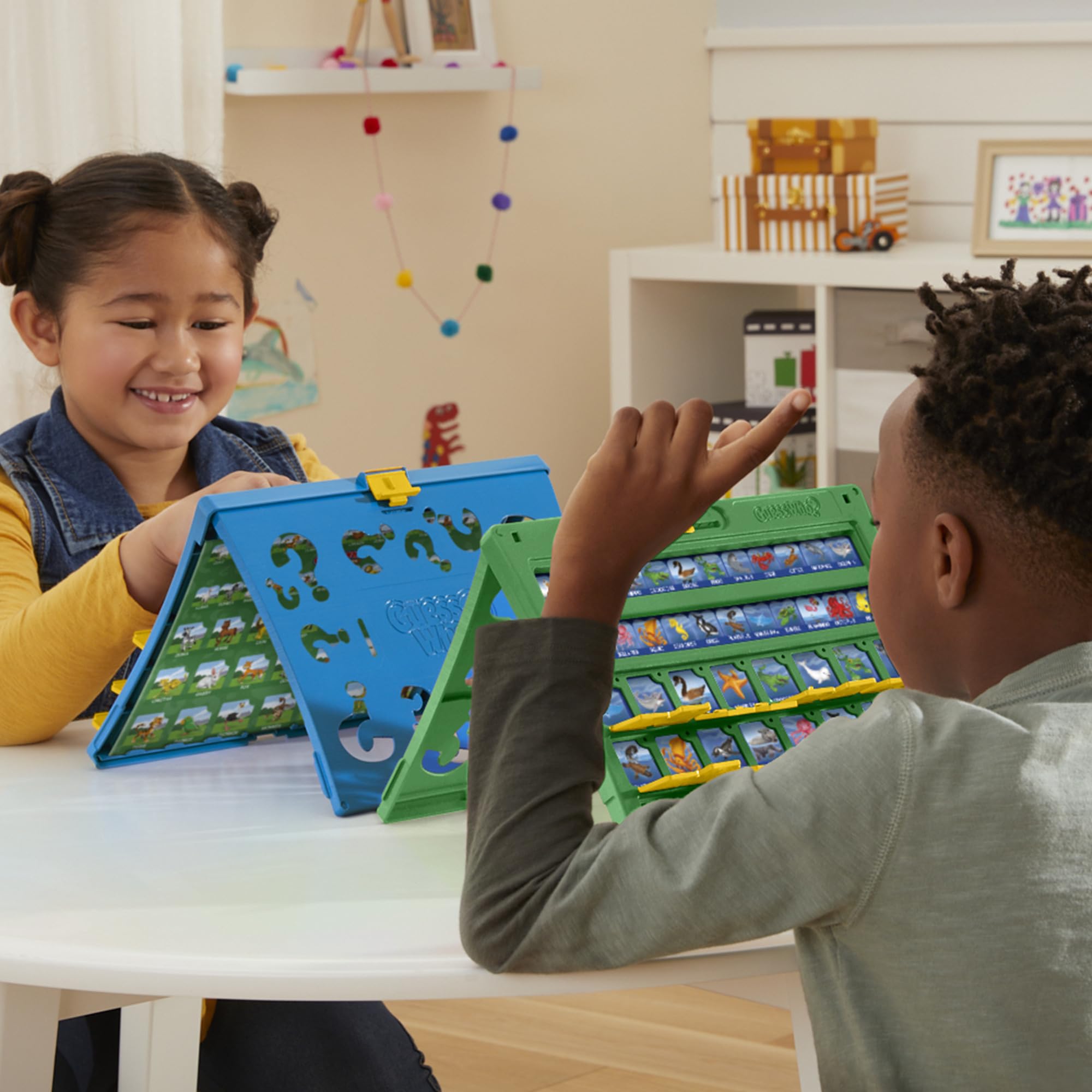 Hasbro Gaming niños jugando Guess Who? Animal Friends fomentando conversación y deducción