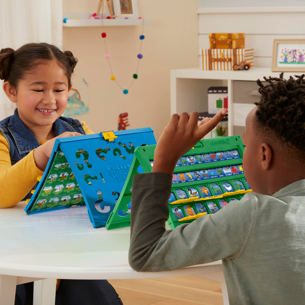 Hasbro Gaming niños jugando Guess Who? Animal Friends fomentando conversación y deducción