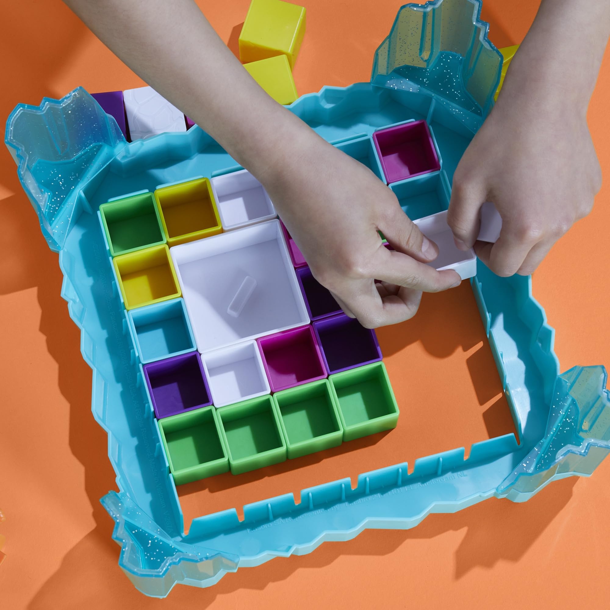 Hasbro Gaming familia jugando en mesa fomentando interacción y turnos