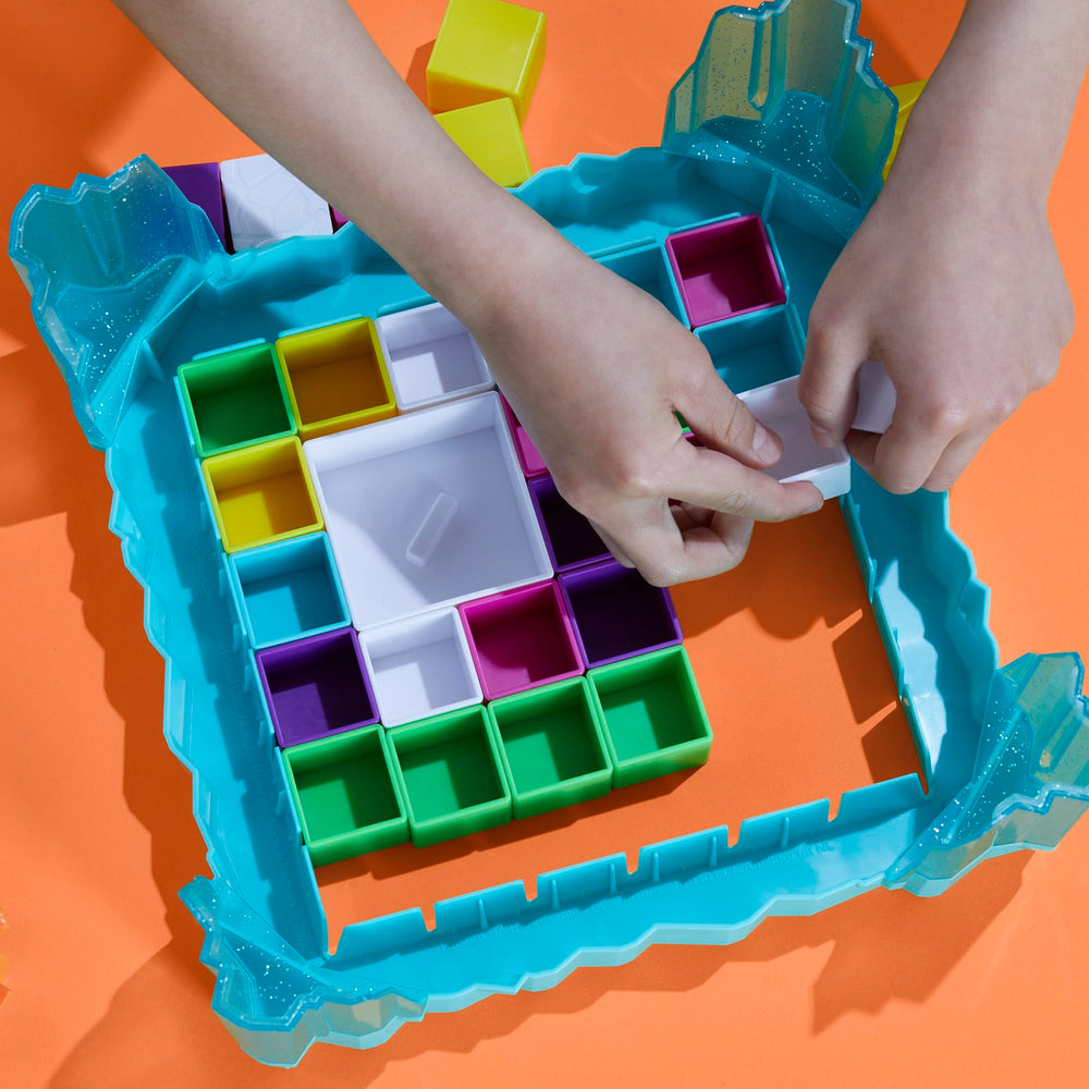 Hasbro Gaming familia jugando en mesa fomentando interacción y turnos