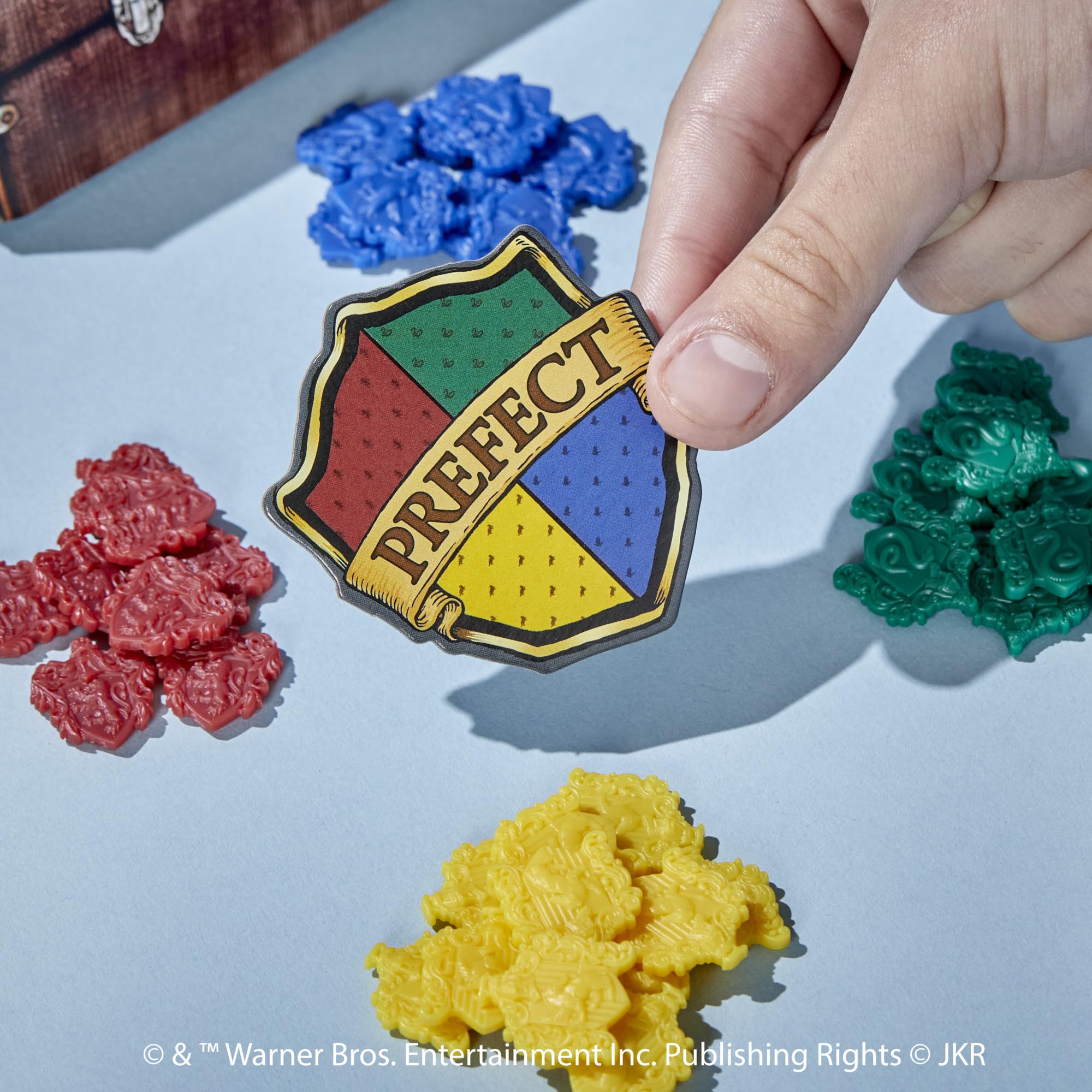 Hasbro Gaming comparación de tamaño de ficha para ver escala y manejo cómodo