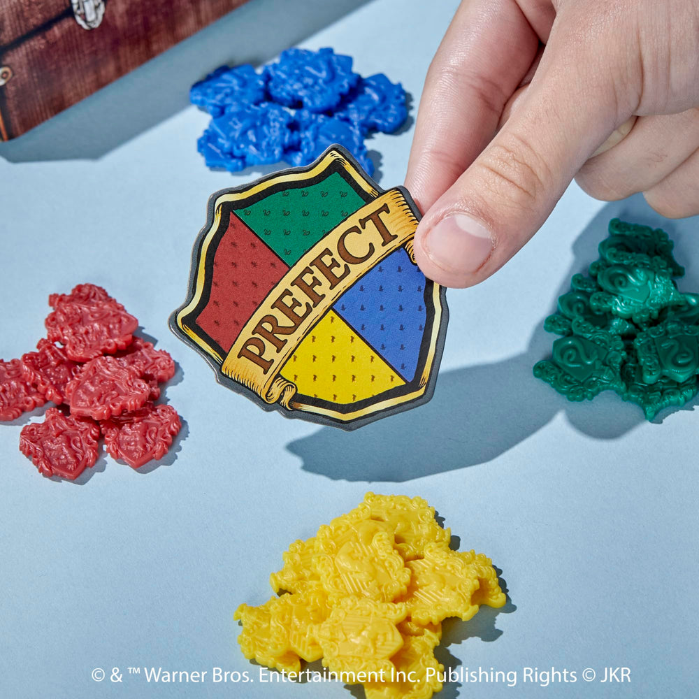 Hasbro Gaming comparación de tamaño de ficha para ver escala y manejo cómodo